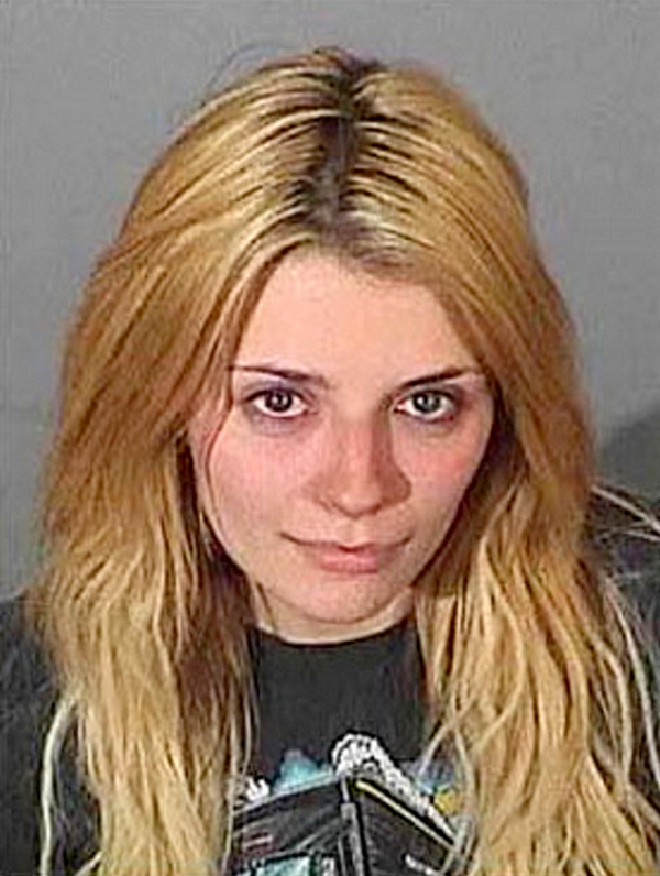 Το 2007 η ηθοποιός Mischa Barton συνελήφθη για οδήγηση υπό την επήρεια αλκοόλ.