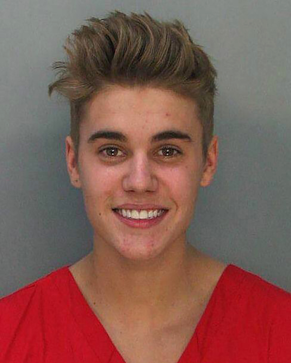 Μία σύλληψη που δεν προκάλεσε έκπληξη, ήταν αυτή του Justin Bieber το 2014. Ο τραγουδιστής ήταν μόλις 20 και οδηγούσε υπό την επήρεια αλκοόλ. Σήμερα, ανέβασε ο ίδιος τις φωτογραφίες από την αστυνομία με hashtag #neveragain (ποτέ ξανά).