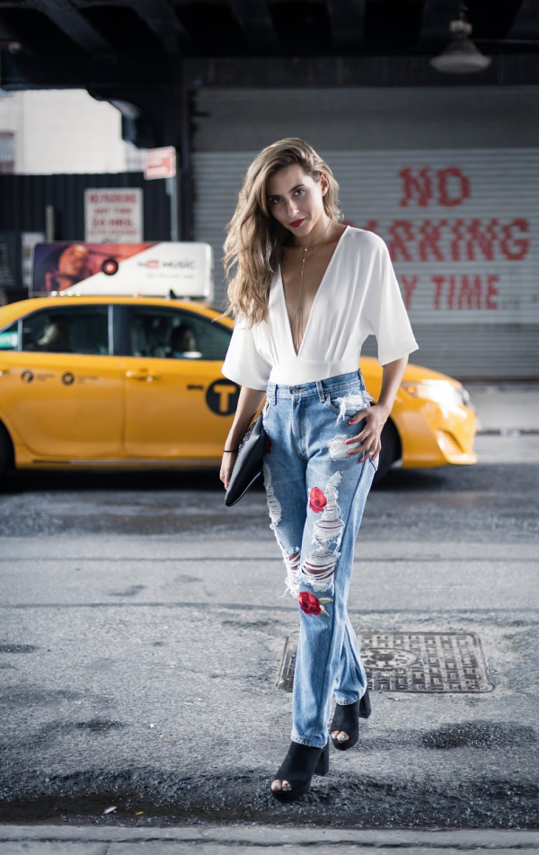 blogger-raquel-paiva-wears-nasty-gal-roses-jeans-nyfw-street-style.jpg