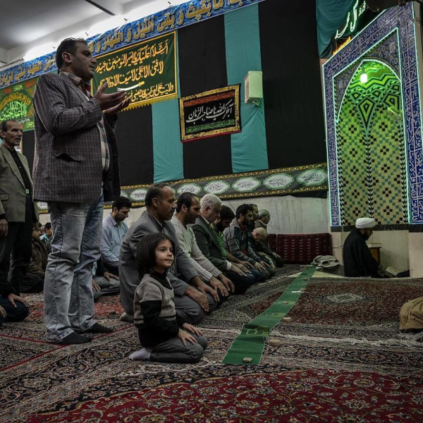 Ένας πατέρας με την κόρη του προσεύχονται μαζί στο τζαμί