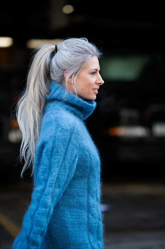 Με ένα χαλαρό ponytail.