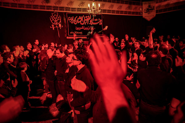 Κατά τις Ημέρες Μνήμης του Χουσεΐν, οι Ιρανοί άνδρες χτυπούσαν σαν το στήθος τους ως ένδειξη μετάνοιας