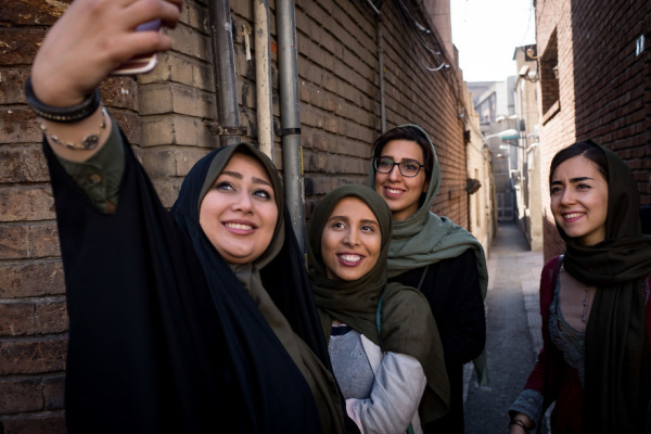 Κορίτσια του Ιράν βγάζουν selfie