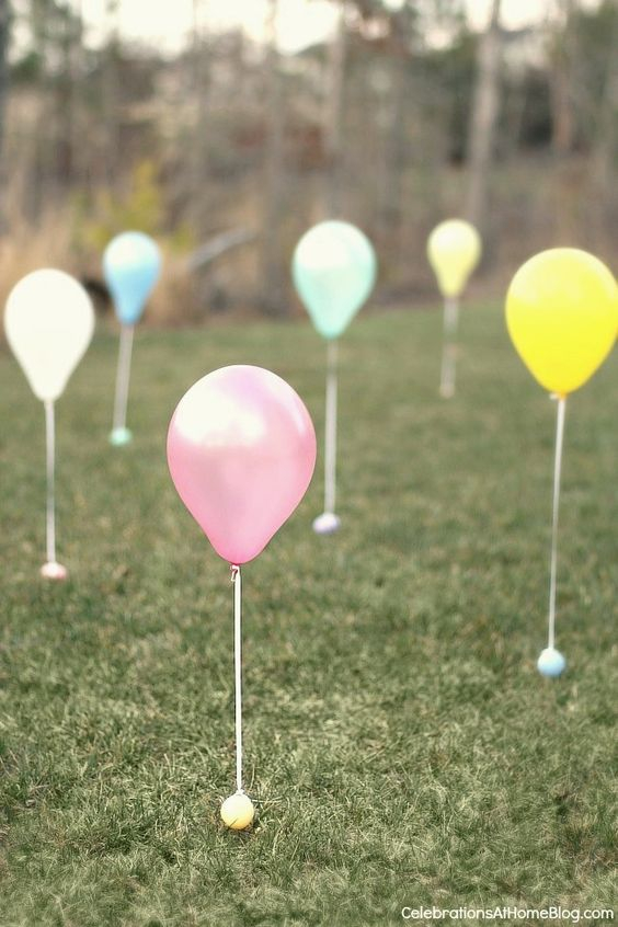 Δώστε στα παιδιά σας την ευκαιρία για το πιο ωραίο egg hunt δένοντας απλά μερικά μπαλόνια με ήλιο σε αυγουλάκια που θα έχετε κρύψει στο σπίτι ή στον κήπο. 