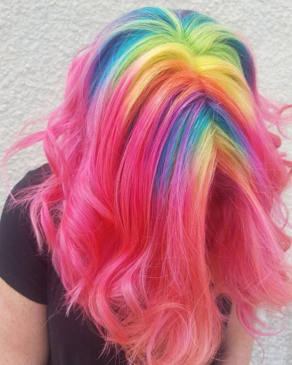 Rainbow ρίζες ή αλλιώς χρωματιστές ρίζες μαλλιών που σχηματίζουν ουράνιο τόξο για γυναίκες που θέλουν να παίζουν με το χρώμα των μαλλών τους.