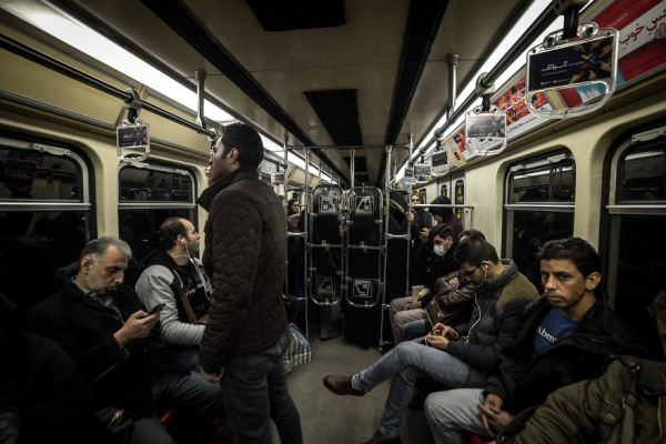  Στο μετρό της Τεχεράνης. Ένα συγκεκριμένο μέρος για τις γυναίκες για να αποφύγουν την επαφή τους με άνδρες.