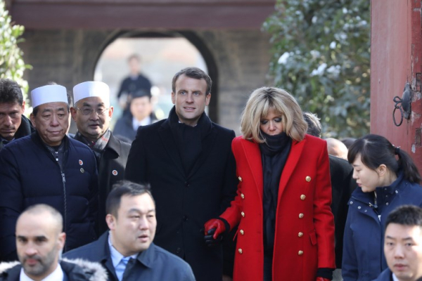 Ενώ συνήθως προτιμάει φούστες και φορέματα, η Macron διάλεξε ένα μαύρο δερμάτινο παντελόνι