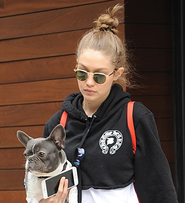 Top knot για την εμφάνισή της στο γυμναστήριο.