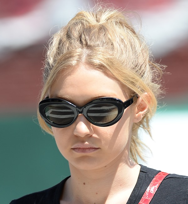 Loose Ponytail με τούφες να πέφτουν στο πρόσωπό της.