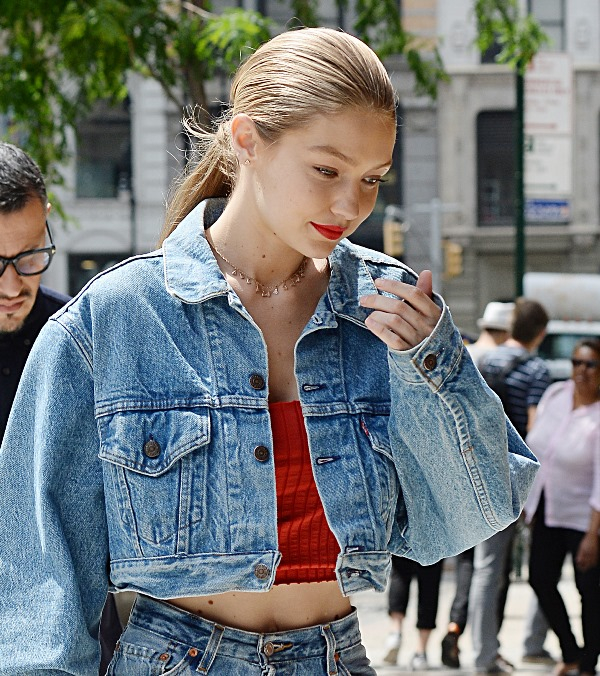 Χαμηλή κοτσίδα για ένα καθημερινό, denim look.