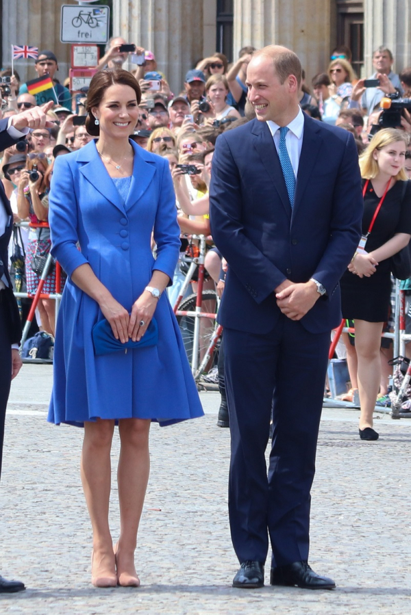 Η Δούκισσα του Cambridge αγαπάει πολύ δύο πράγματα: τα εντυπωσιακά πανωφόρια και τα έντονα χρώματα – δύο στοιχεία που πολλές φορές φοράει συνδυαστικά, όπως και έκανε καθόλη τη διάρκεια της 3ης εγκυμοσύνης της.