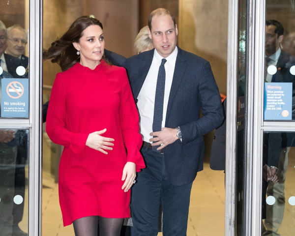 Η Δούκισσα του Cambridge αγαπάει πολύ δύο πράγματα: τα εντυπωσιακά πανωφόρια και τα έντονα χρώματα – δύο στοιχεία που πολλές φορές φοράει συνδυαστικά, όπως και έκανε καθόλη τη διάρκεια της 3ης εγκυμοσύνης της.