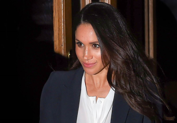 H Meghan δίνει όγκο στις άκρες και όχι στις ρίζες των μαλλιών της.