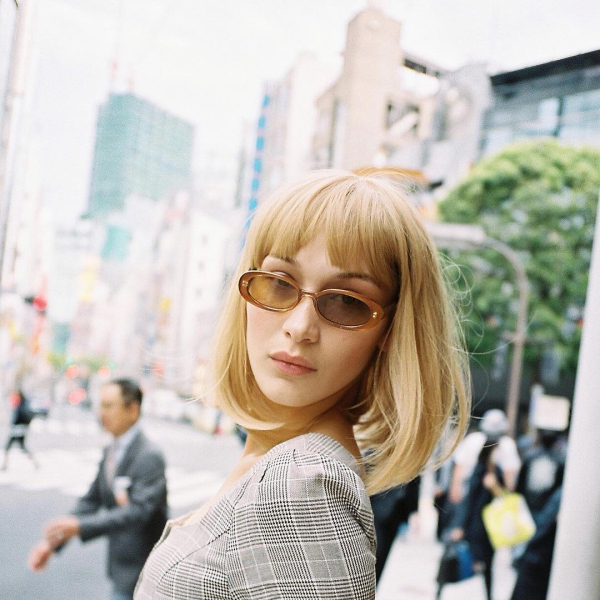 Και όμως, η Bella κυκλοφορεί στο Τόκυο φορώντας καρέ ξανθιά περούκα και ακούει στο όνομα Rebekka Harajuku.