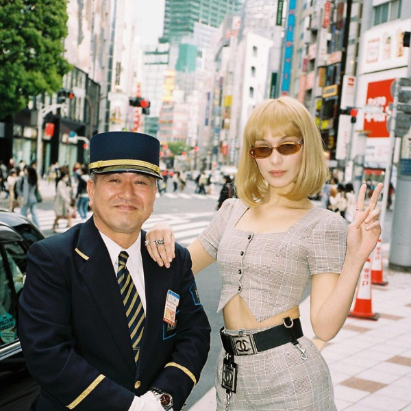 Και όμως, η Bella κυκλοφορεί στο Τόκυο φορώντας καρέ ξανθιά περούκα και ακούει στο όνομα Rebekka Harajuku.