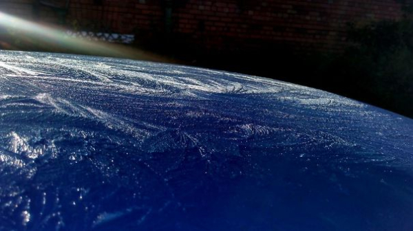 Η οροφή ενός αυτοκινήτου με λίγο χιόνι και όχι ο γαλαξίας μας