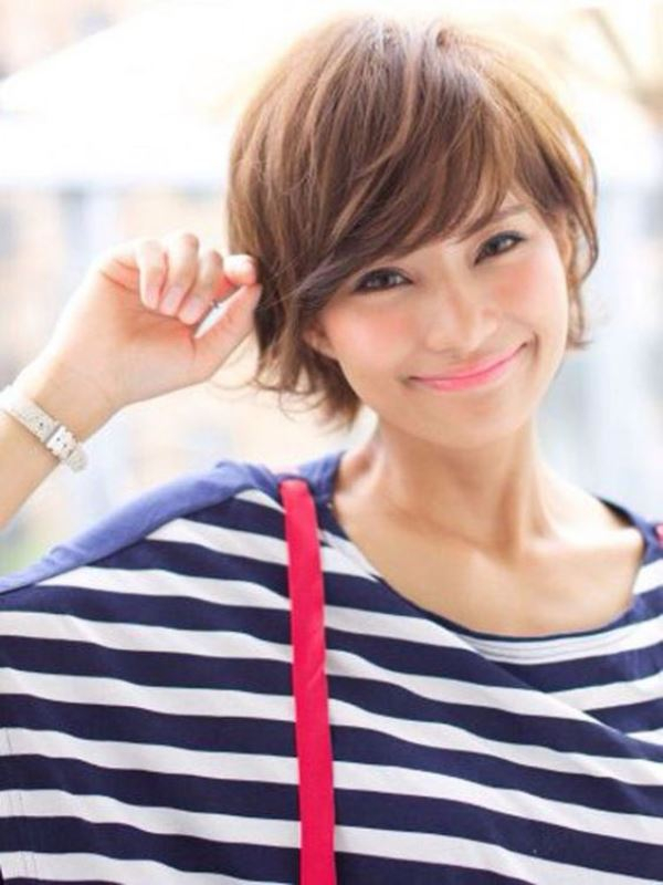 Long hair pixie style που δε θυμίζει κάτι από ανδρόγυνο στιλ.