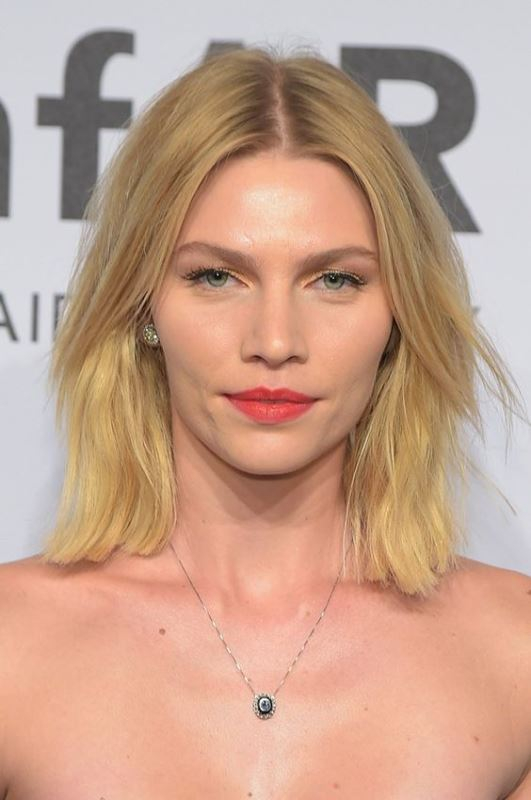 Το bob haircut έχει όγκο στις ρίζες.