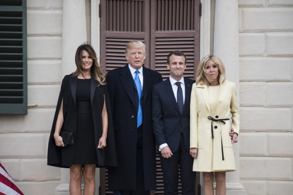 Η Melania Trump καλωσόρισε το ζεύγος από τη Γαλλία με μια πανέξυπνη στιλιστική επιλογή, ένα φόρεμα του γαλλικού οίκου Givenchy, προς τιμήν τους.