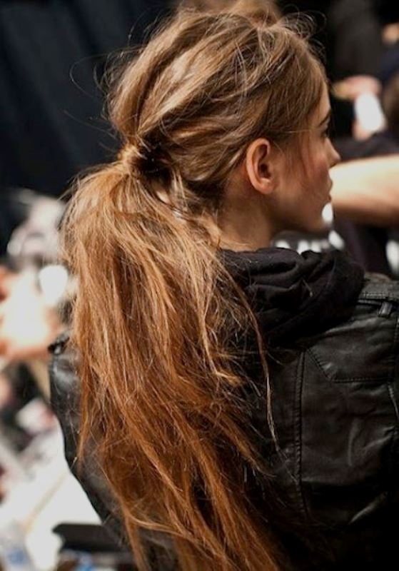Δώστε όγκο στην κοτσίδα με hairspray.