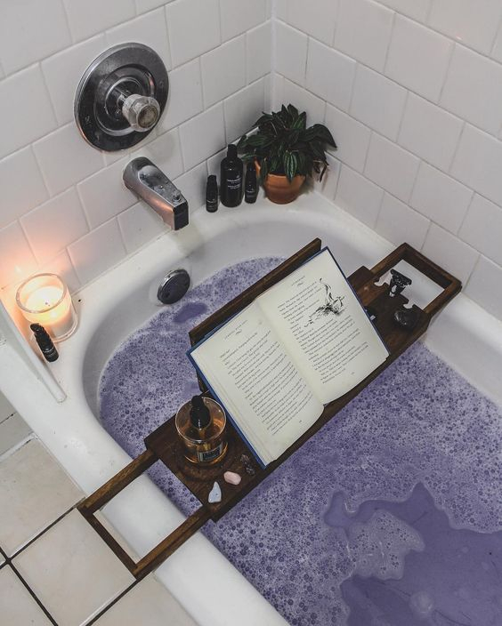 Αφράτη σαπουνάδα, αρωματικά κεράκια και μερικά βιβλία είναι όσα χρειάζεστε για ένα χαλαρωτικό και απολαυστικό μπάνιο.