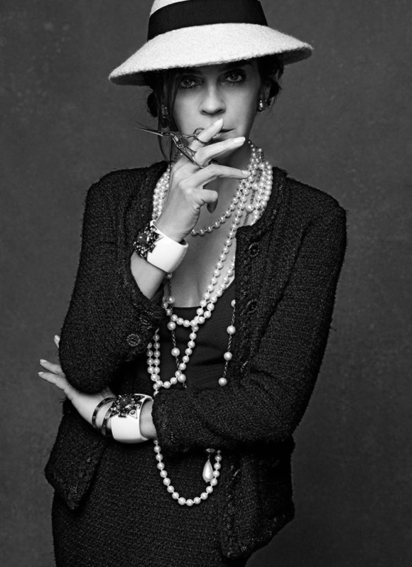 Carine Roitfeld, 2012. Έχοντας δουλέψει για τη δημιουργία πολλών Chanel campaigns, αποφάσισε να ποζάρει με το iconic τουίντ ταγιέρ για το εξώφυλλο του βιβλίου της The Little Black Jacket: Chanel’s Classic Revisited.