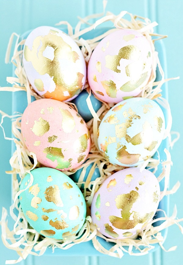 Πειραματιστείτε με μπογιές και χρώματα, ακόμη και με φύλλα σε χρυσή απόχρωση τα οποία θα κολλήσετε επάνω στα αυγά σας.