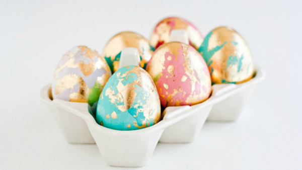 Πειραματιστείτε με μπογιές και χρώματα, ακόμη και με φύλλα σε χρυσή απόχρωση τα οποία θα κολλήσετε επάνω στα αυγά σας.