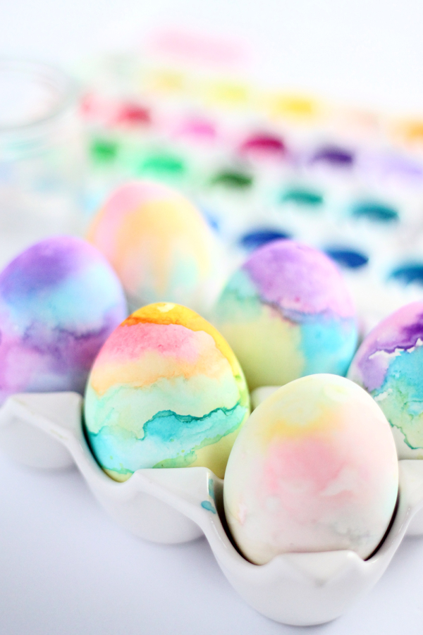 Χρησιμοποιήστε νερομπογιές και δώστε στα αυγά σας τα χρώματα της ίριδας για το πιο εντυπωσιακό centerpiece στο πασχαλινό σας τραπέζι. 