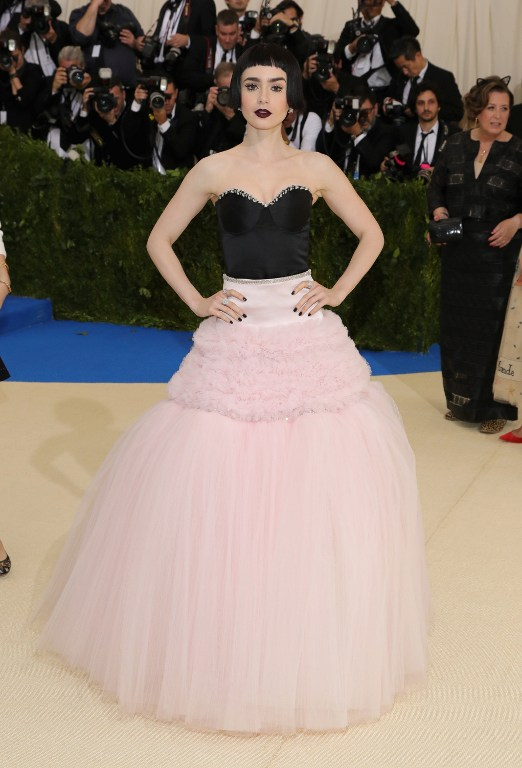 Lily Collins με Giambattista Valli.