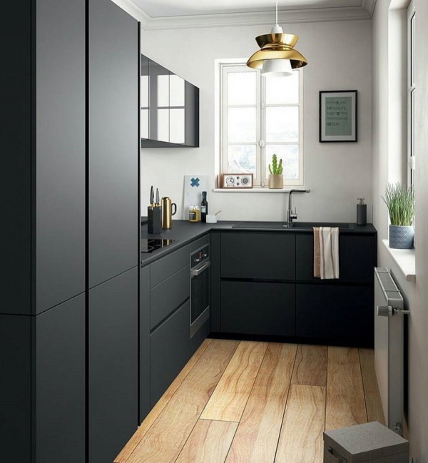 Μια κουζίνα που αποδεικνύει ότι το μαύρο βρίσκει εφαρμογή ακόμα και σε μικρούς χώρους. Το ματ υλικό κάνει υπέροχη αντίθεση με το ξύλινο πάτωμα κι τους λευκούς τοίχους και δημιουργεί ένα πολύ κομψό αποτέλεσμα.
