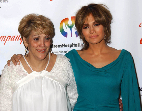 Jennifer Lopez και Guadalupe Rodríguez
Μπορεί η μητέρα της JLo να έχει ελαφρώς μακρύτερο πιγούνι από την κόρη της, αλλά η ομοιότητά τους είναι εμφανής.
