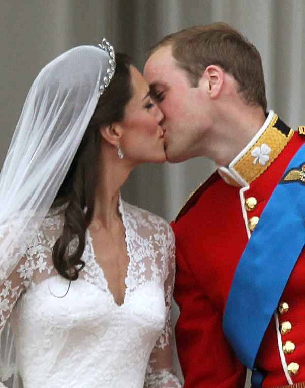 Παντρεύτηκε τον αγαπημένο της από το πανεπιστήμιο και έγινε μία από τις πιο αγαπητές πριγκίπισσες. Ο λόγος για την Kate Middleton, που έγινε σύζυγος του πρίγκιπα William το 2011