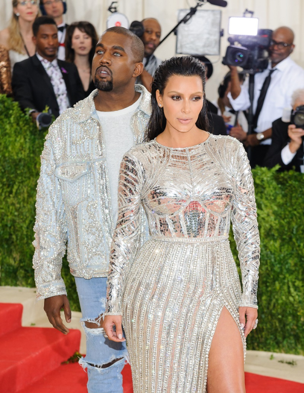 Kanye West. Μετά τον χαμό που έχει προκαλέσει τον τελευταίο καιρό μέσα από τα tweets του, ο διάσημος rapper και fashion designer άφησε την Kim Kardashian να πάει μόνη της στο Met Gala.