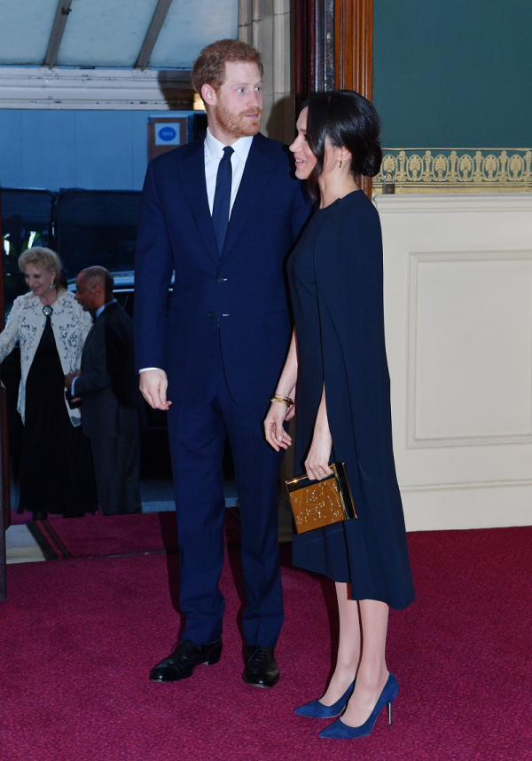 Για τα γενέθλια της Βασίλισσας Ελισάβετ, η Meghan Markle επέλεξε ένα μπλε φόρεμα της Stella McCartney (φημολογείται ότι θα σχεδιάσει και το νυφικό της) με ενσωματωμένη κάπα, γόβες στην ίδια απόχρωση, πολλά κοσμήματα και ένα χρυσό clutch.