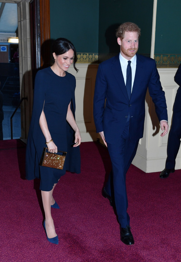 Για τα γενέθλια της Βασίλισσας Ελισάβετ, η Meghan Markle επέλεξε ένα μπλε φόρεμα της Stella McCartney (φημολογείται ότι θα σχεδιάσει και το νυφικό της) με ενσωματωμένη κάπα, γόβες στην ίδια απόχρωση, πολλά κοσμήματα και ένα χρυσό clutch.