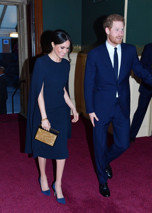 Για τα γενέθλια της Βασίλισσας Ελισάβετ, η Meghan Markle επέλεξε ένα μπλε φόρεμα της Stella McCartney (φημολογείται ότι θα σχεδιάσει και το νυφικό της) με ενσωματωμένη κάπα, γόβες στην ίδια απόχρωση, πολλά κοσμήματα και ένα χρυσό clutch.