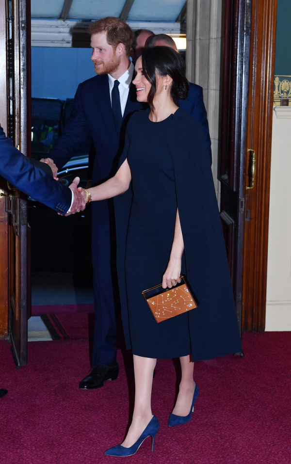 Για τα γενέθλια της Βασίλισσας Ελισάβετ, η Meghan Markle επέλεξε ένα μπλε φόρεμα της Stella McCartney (φημολογείται ότι θα σχεδιάσει και το νυφικό της) με ενσωματωμένη κάπα, γόβες στην ίδια απόχρωση, πολλά κοσμήματα και ένα χρυσό clutch.