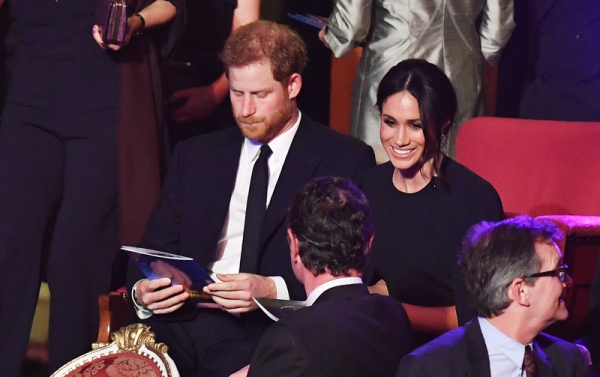 Για τα γενέθλια της Βασίλισσας Ελισάβετ, η Meghan Markle επέλεξε ένα μπλε φόρεμα της Stella McCartney (φημολογείται ότι θα σχεδιάσει και το νυφικό της) με ενσωματωμένη κάπα, γόβες στην ίδια απόχρωση, πολλά κοσμήματα και ένα χρυσό clutch.