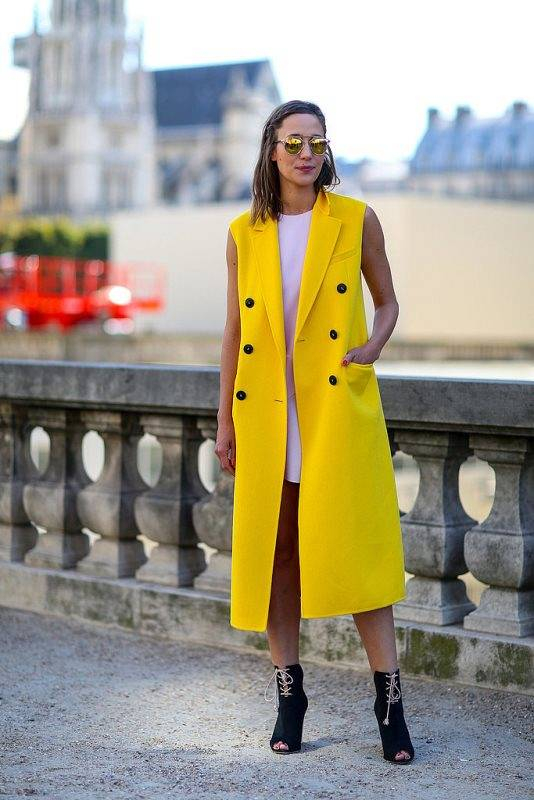 Επιλέξτε ένα κίτρινο πανωφόρι για να δώσετε ανοιξιάτικη νότα ακόμα και στο πιο απλό outfit.