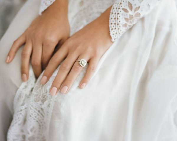Το nude pink αποτελεί αγαπημένη επιλογή στο bridal manicure.
