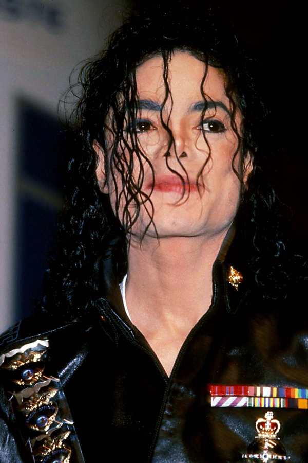 1993 – Ο Michael Jackson κατηγορήθηκε για σεξουαλική παρενόχληση: Αντιμετωπίζοντας κατηγορίες για παρενόχληση του 13χρονου Jordan Chander, ακύρωσε την περιοδεία του για λόγους υγείας, ενώ η υπόθεση έκλεισε όταν αποζημίωσε την οικογένειά του.