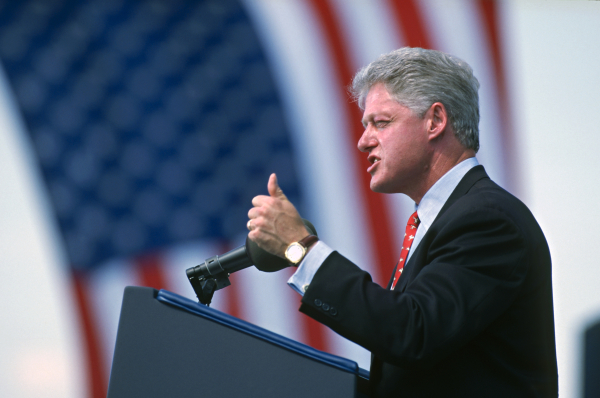 1998 – Ο δεσμός του Bill Clinton και της Monica Lewinsky έγινε γνωστός: Το 1999 η πολιτική του καριέρα τελείωσε, επειδή εκείνος παραδέχτηκε ότι διατηρούσε μαζί της παράνομη σχέση, που ξεκίνησε το 1995.