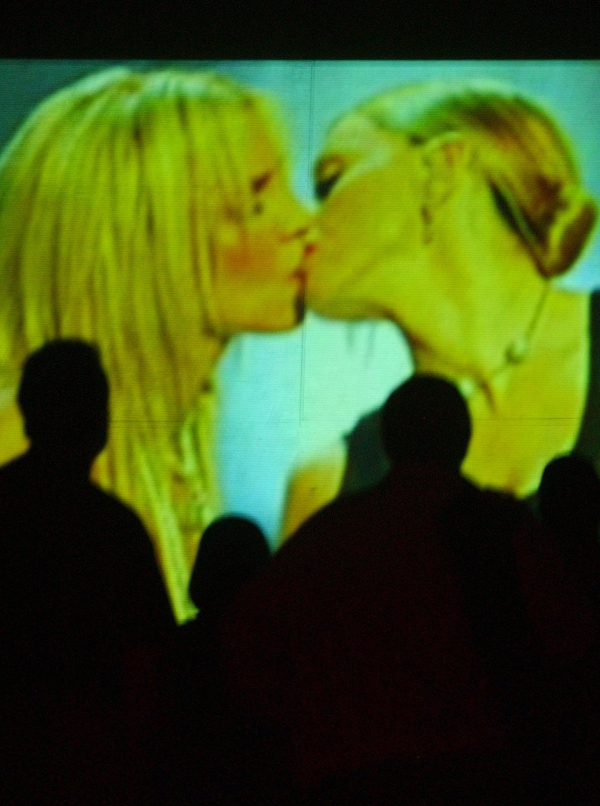 2003 – H Μadonna και η Britney Spears φιλήθηκαν παθιασμένα στη σκηνή: Κατά τη διάρκεια της παράστασής τους στα βραβεία του MTV, οι δύο τραγουδίστριες προκάλεσαν με αυτή την κίνηση. To ίδιο συνέβη και με την Christina Aguilera που τραγουδούσε μαζί τους.