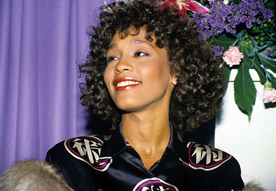 2012 – Η Whitney Houston βρέθηκε νεκρή σε μία μπανιέρα: Μετά την αυτοψία, αποδείχθηκε ότι η διάσημη ερμηνεύτρια του I will always love you έχασε τη ζωή της από πνιγμό, επειδή λιποθύμησε έχοντας καταναλώσει ένα κοκτέιλ ναρκωτικών μαζί με Xanax και Benadryl