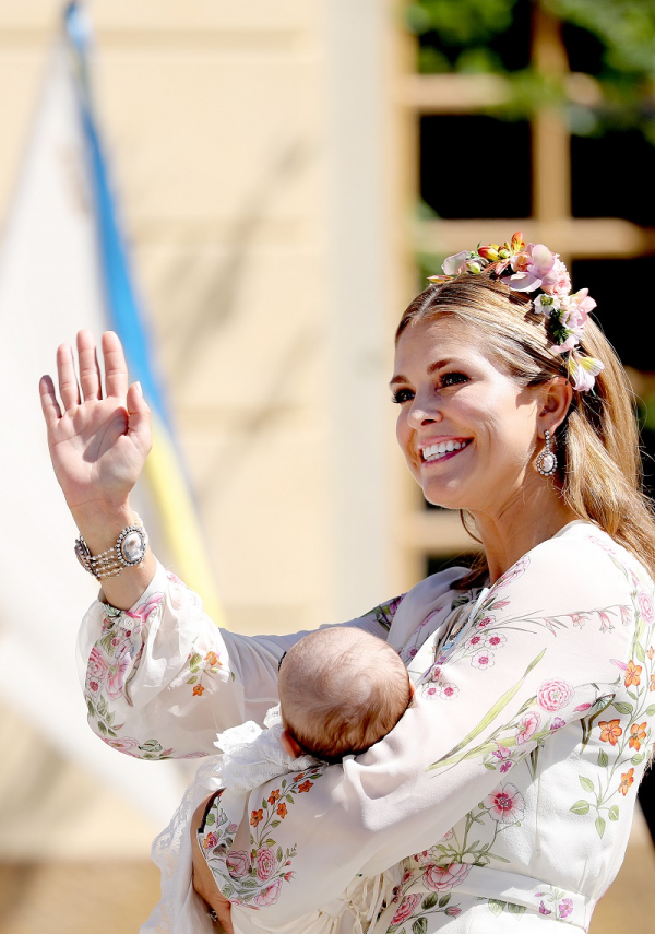 Το μόλις τριών μηνών χαριτωμένο μωρό, του οποίου ο επίσημος βασιλικός τίτλος είναι Adrienne Josephine Alice, Princess of Sweden, Duchess of Blekinge, είναι δέκατο σε σειρά για τη διαδοχή του θρόνου.