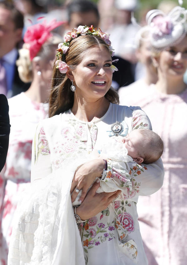 Το μόλις τριών μηνών χαριτωμένο μωρό, του οποίου ο επίσημος βασιλικός τίτλος είναι Adrienne Josephine Alice, Princess of Sweden, Duchess of Blekinge, είναι δέκατο σε σειρά για τη διαδοχή του θρόνου.