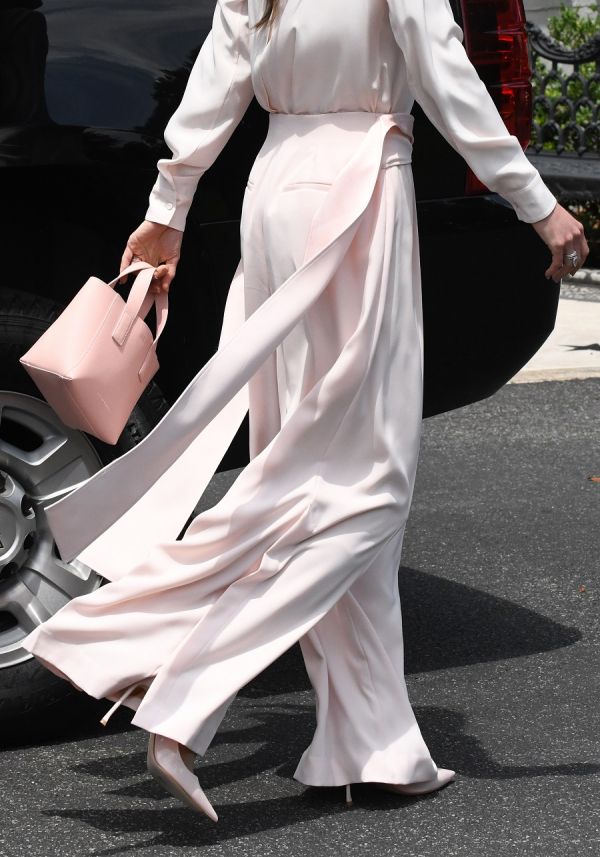 Η εντυπωσιακή Βασίλισσα Ράνια επέλεξε ένα ροζ ensemble, με flared τελείωμα στο παντελόνι ενώ το look της ολοκληρώθηκε με μία μίνι τσάντα σε ροζ απόχρωση και ψηλοτάκουνες μυτερές γόβες.