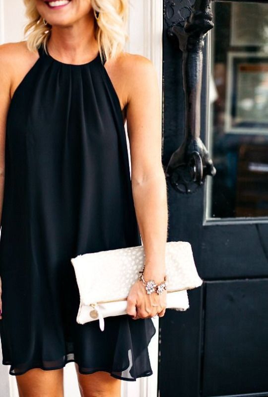 Τα ανοιχτόχρωμα αξεσουάρ, όπως ένα μπεζ clutch ή ένα ψάθινο καπέλο, θα ολοκληρώσουν υπέροχα το little black dress σας.