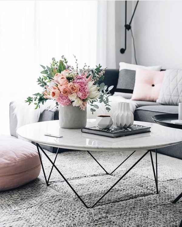 Φροντίστε την είσοδο. Δεν εννοούμε να κάνετε το σαλόνι σας να μοιάζει με ρεσεψιόν αλλά μπορείτε για παράδειγμα να τοποθετήσετε ένα ωραίο χαλί με ένα coffee table και περιοδικά, για παράδειγμα. 